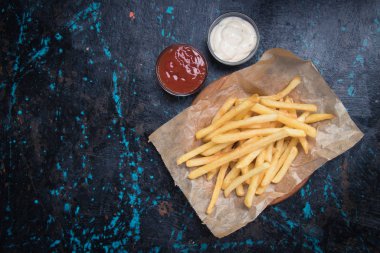 Ketçap ve mayonezli patates kızartması.