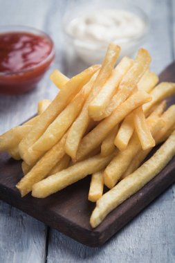 Ketçap ve mayonezli patates kızartması.
