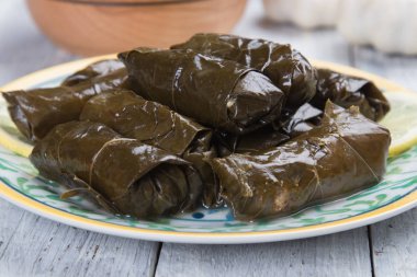 Doldurulmuş üzüm yaprakları.