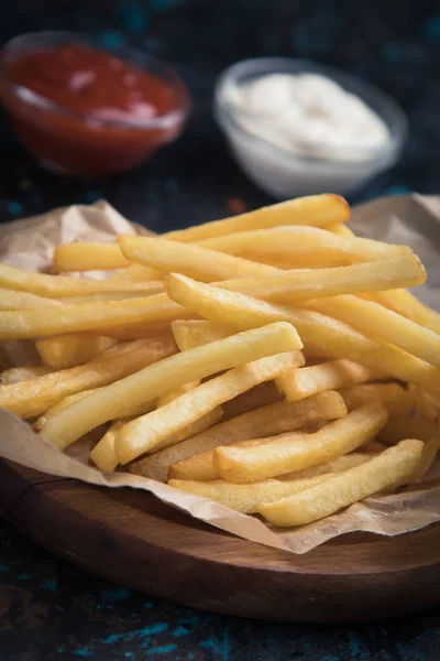 Papas fritas con salsa de tomate y mayonesa — Foto de Stock