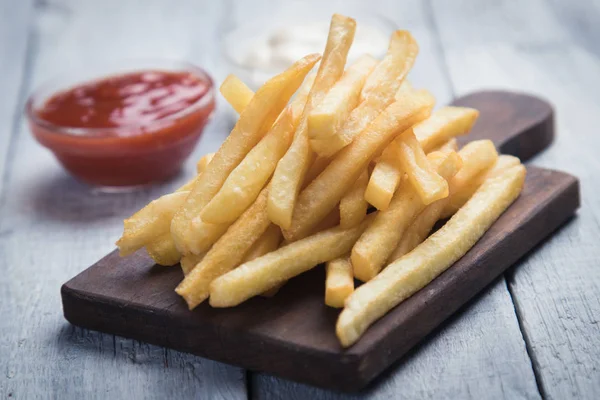 Batatas fritas com ketchup e maionese — Fotografia de Stock