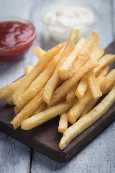 Pommes frites med ketchup och majonnäs — Stockfoto