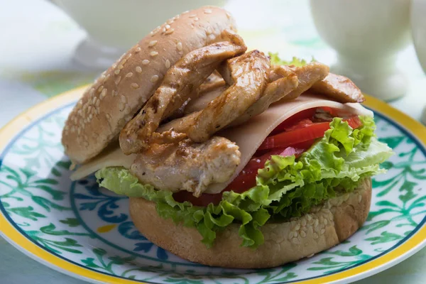 Sandwich de pollo a la parrilla —  Fotos de Stock