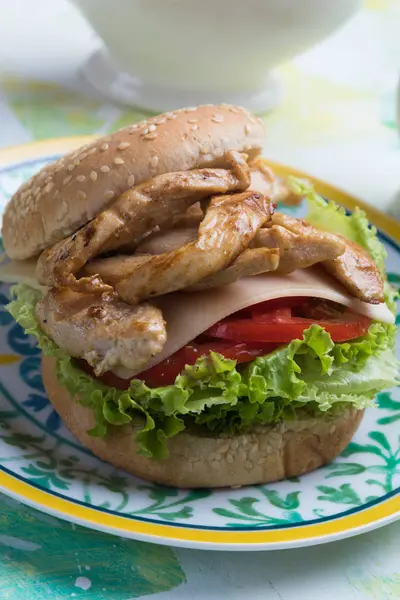 Sandwich de pollo a la parrilla —  Fotos de Stock