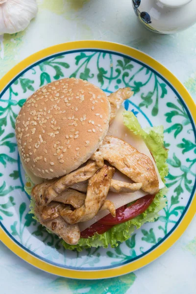 Sandwich de pollo a la parrilla —  Fotos de Stock