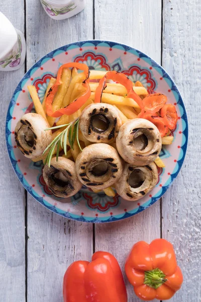 Gegrilde paddenstoelen met chips — Stockfoto