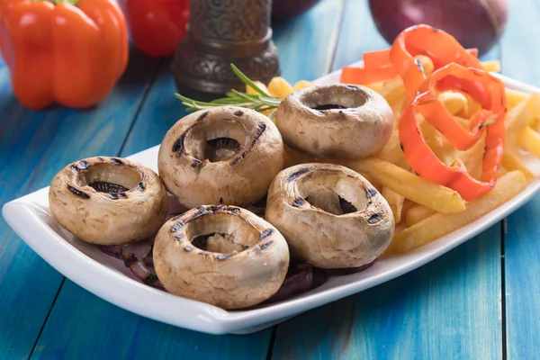 Champiñones a la parrilla con patatas fritas —  Fotos de Stock