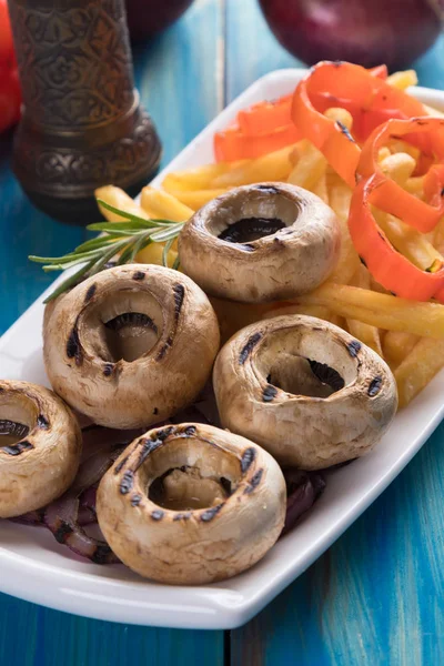 Grilled button mushrooms with potato chips — 스톡 사진