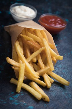 Ketçap ve mayonezli patates kızartması.