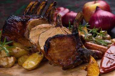 Kızarmış domuz eti.