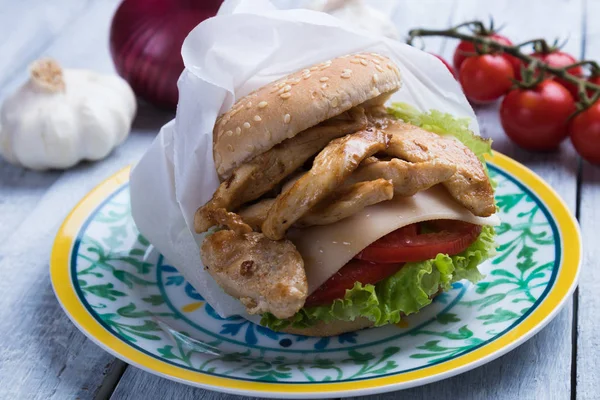 Sandwich de pollo a la parrilla —  Fotos de Stock