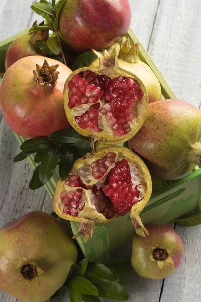 Fruto de granada maduro, abierto con semillas rojas —  Fotos de Stock