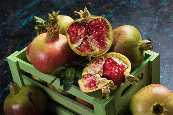 Ripe granaatappel fruit, geopend met rode zaden — Stockfoto