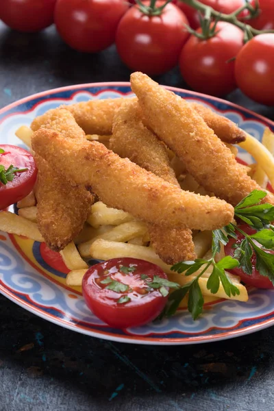 Hühnerfrites mit Kartoffelchips — Stockfoto