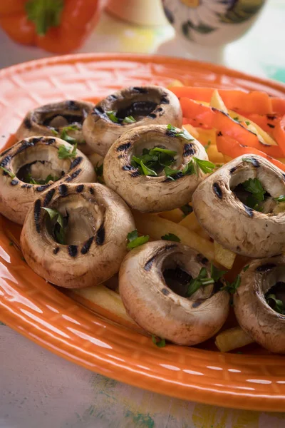 Grilled button mushrooms with potato chips — Stock Photo, Image