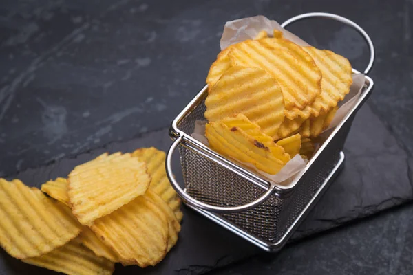 Patatas fritas en canasta de freír — Foto de Stock