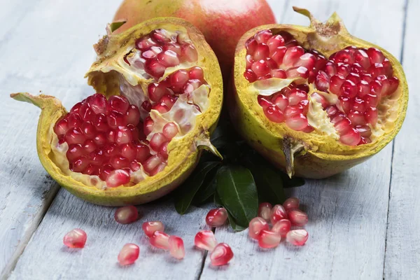 Зрізати гранатові плоди, відкриті червоним насінням — стокове фото