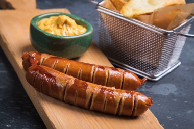 Hardallı Alman sosisi ve kızarmış patates.