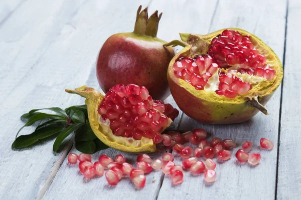 Спелые гранатовые фрукты, открытые красными семенами — стоковое фото