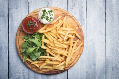 Ketçap ve mayonezli patates kızartması.