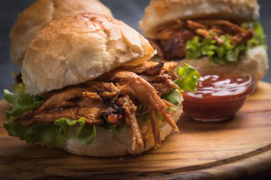 Çekti domuz burger sandviç