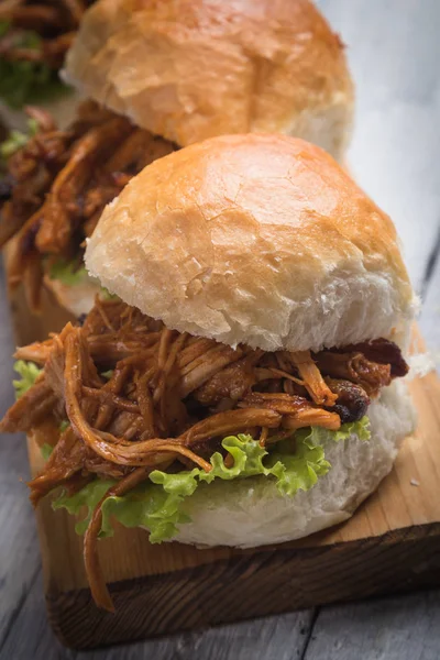 Sandwich de hamburguesa de cerdo tirado — Foto de Stock