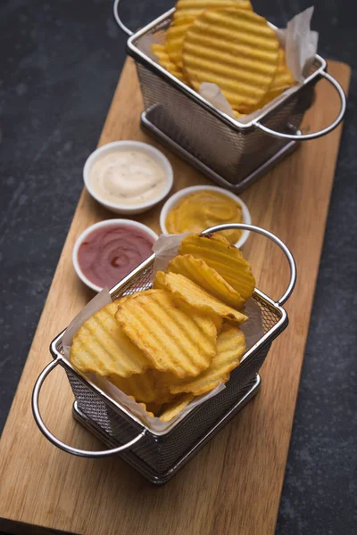 Patatas fritas en canasta de freír — Foto de Stock