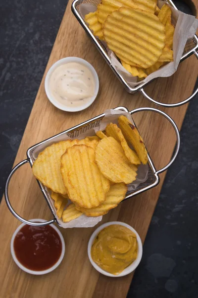 Patatas fritas en canasta de freír — Foto de Stock