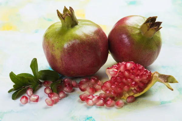 Olgun nar meyvesi, kırmızı tohumlarla açılır. — Stok fotoğraf