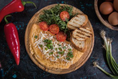 Omlet, taze sebze ile kızarmış tavuk yumurta