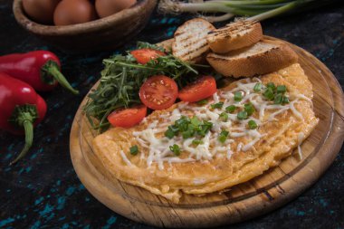 Omlet, taze sebze ile kızarmış tavuk yumurta