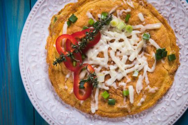 Omlet, taze sebze ile kızarmış tavuk yumurta