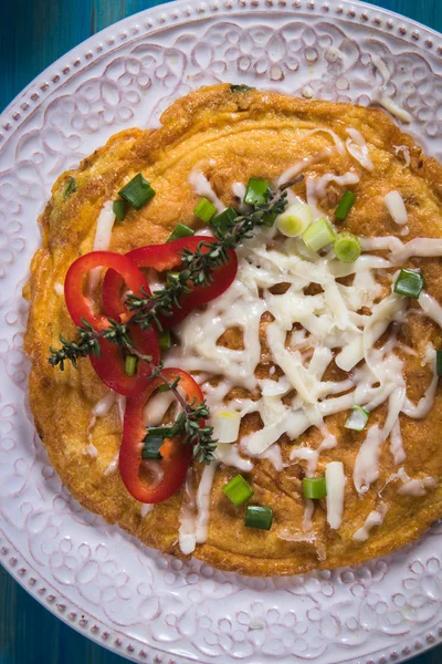 Omlet, taze sebze ile kızarmış tavuk yumurta