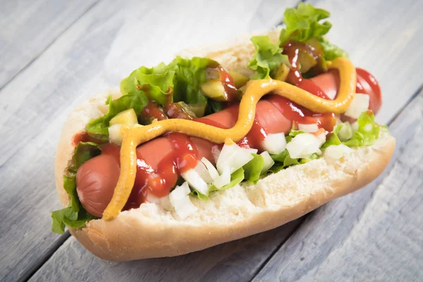 Klasik Amerikan sosisli sandviç — Stok fotoğraf