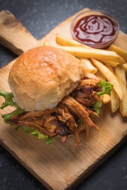 Çekti domuz burger sandviç