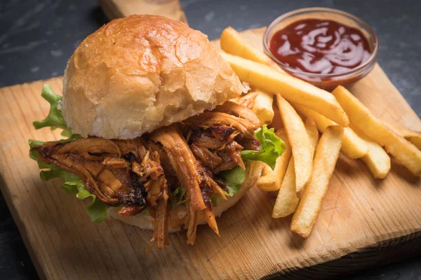 Çekti domuz burger sandviç — Stok fotoğraf