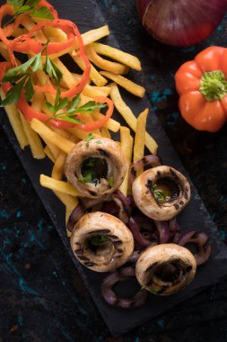 Izgara düğmeli mantar ve patates cipsi.