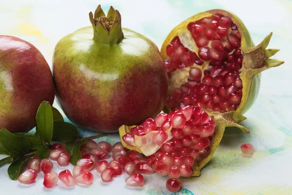 Спелые гранатовые фрукты, открытые красными семенами — стоковое фото