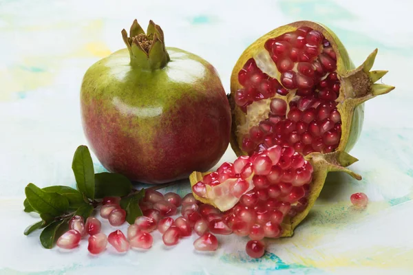 Fruta de romã madura, aberta com sementes vermelhas — Fotografia de Stock