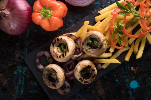 Champiñones a la parrilla con patatas fritas — Foto de Stock