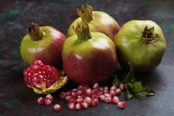 Olgun nar meyvesi, kırmızı tohumlarla açılır. — Stok fotoğraf