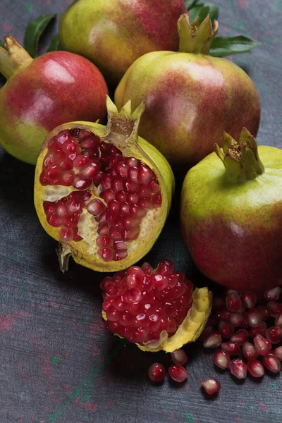 Fruta de romã madura, aberta com sementes vermelhas — Fotografia de Stock