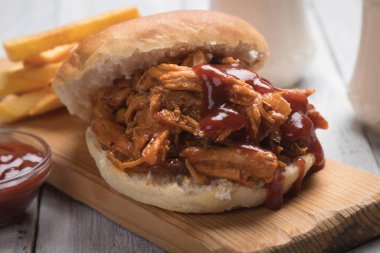 Çekti domuz burger sandviç