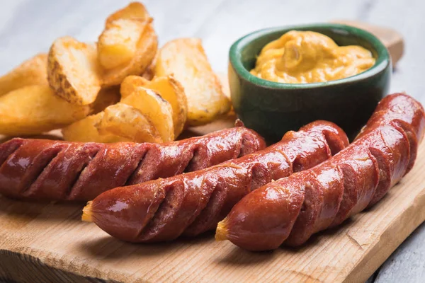 Salsichas alemãs com mostarda e batata frita — Fotografia de Stock