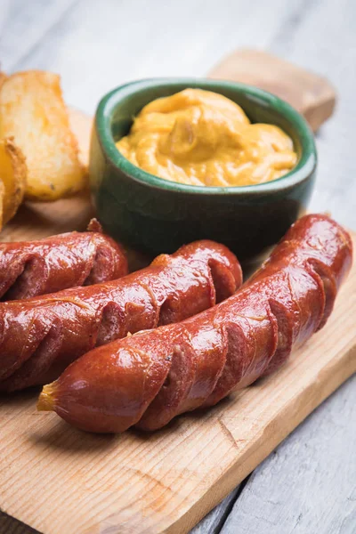 Salsichas alemãs com mostarda e batata frita — Fotografia de Stock