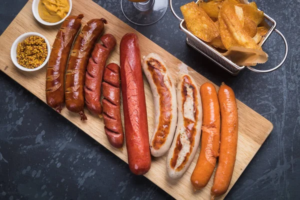 Embutidos alemanes con papas fritas y mostard — Foto de Stock