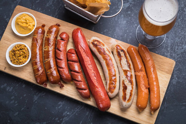 Немецкие сосиски с мостард и жареный картофель
