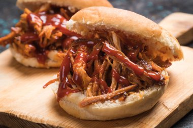 Çekti domuz burger sandviç