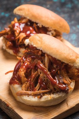 Çekti domuz burger sandviç