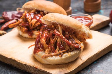 Çekti domuz burger sandviç